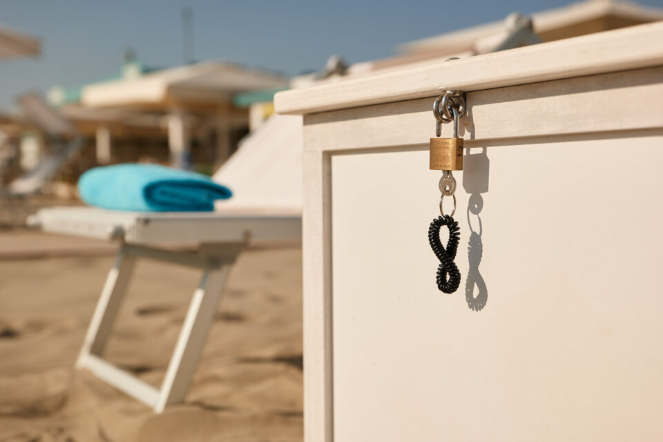 spiaggia Milano Marittima bauletto con lucchetto di sicurezza.