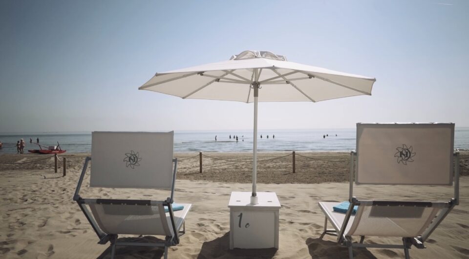 stabilimento balneare milano marittima Spiaggia privata e distanziata ombrelloni in prima fila senza lettini davanti bagno giuliano 247