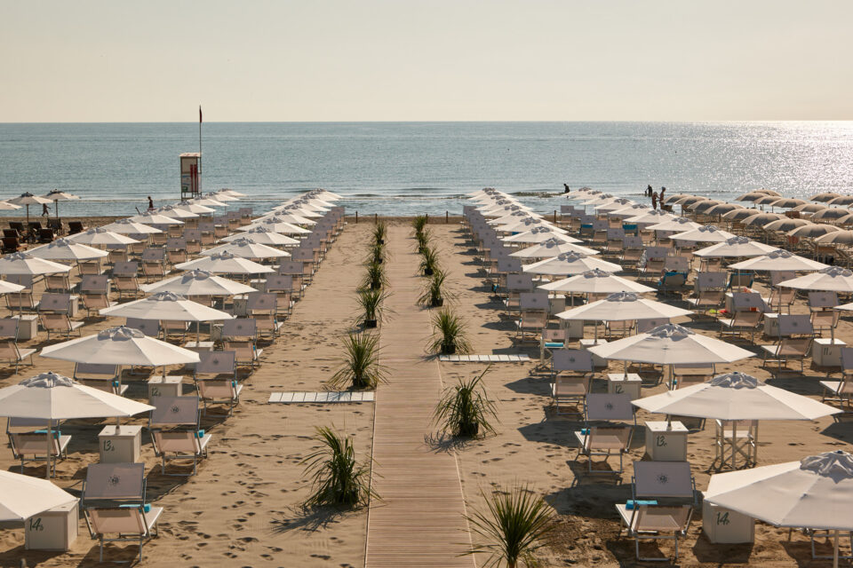 stabilimento balneare Milano Marittima bagno giuliano 247 spiaggia con ombrelloni distanziati