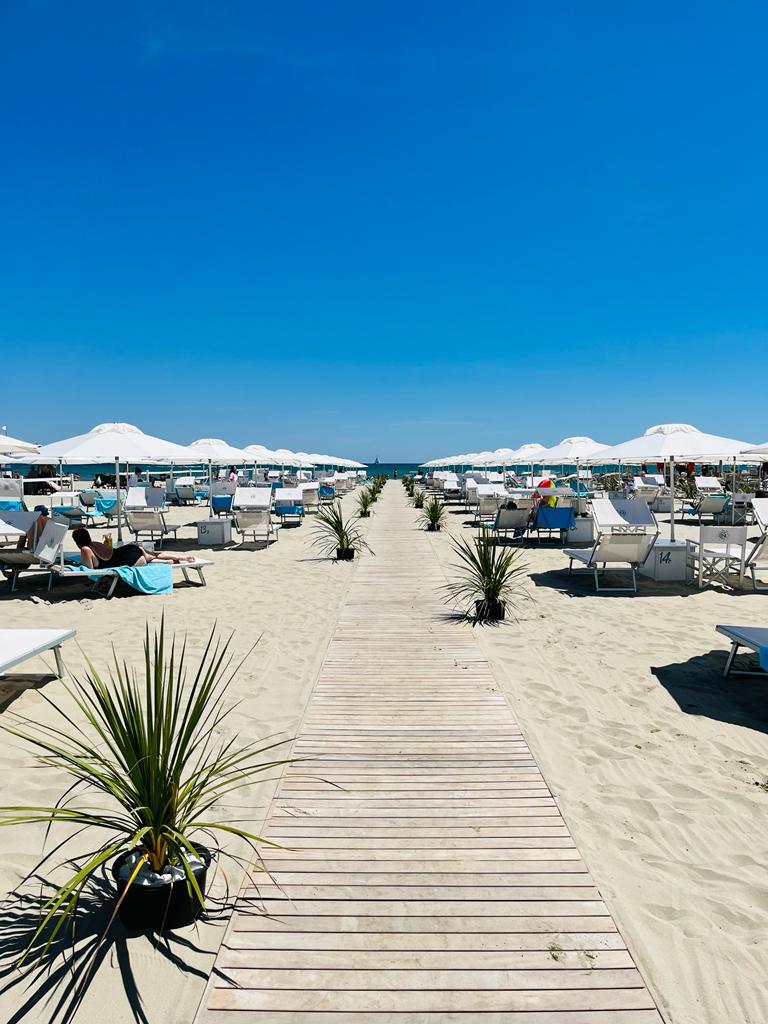 prenotare spiaggia a milano marittima bagno giuliano 247 con ombrelloni distanziati