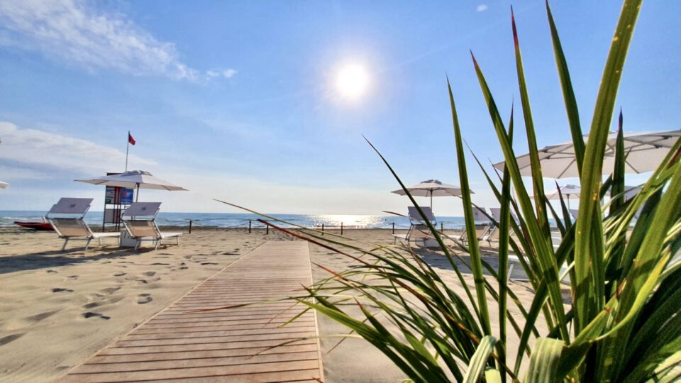 spiaggia sul lungomare Milano Marittima bagno giuliano 247 con ombrelloni distanziati